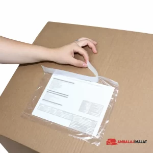 Yapışkanlı fatura cebi koli üzerinde kullanım
