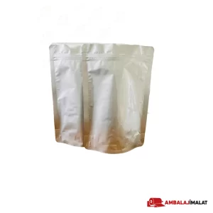 Farklı boylarda yan yana duran iki alüminyum doypack torba