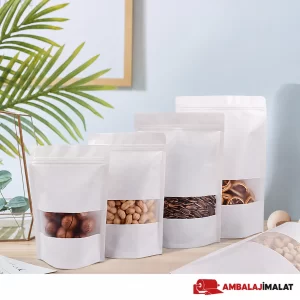Farklı boylarda sıralanmış beyaz pencereli kraft doypack torbalar