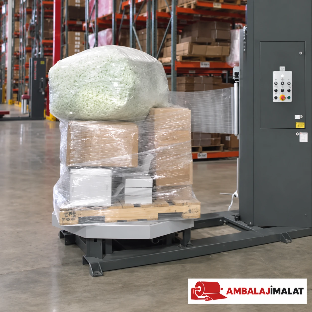 Farklı paketlerden oluşan paletin makine streç filmiyle sarılması