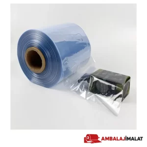 PVC shrink film rulosu ve şeffaf filmle sarılmış siyah ürün kutusu.